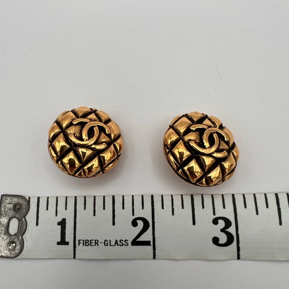 CHANEL Vintage Quilted CC Matelasse Logo Earrings - Picture 9 of 10